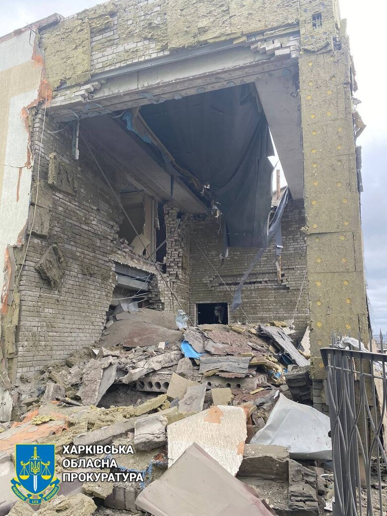 Рашисты нанесли ракетный удар по Купянску: Частично разрушено админздание 01