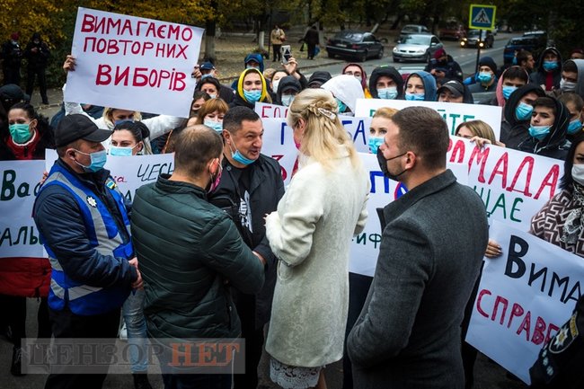 Выборы в Васильковской ОТГ на Киевщине: суд рассматривает иск Слуги народа о признании результатов недействительными, люди протестуют 05