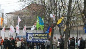 Под харьковским судом уже митингуют сторонники и противники Тимошенко, само здание оцепили силовики. ФОТОрепортаж