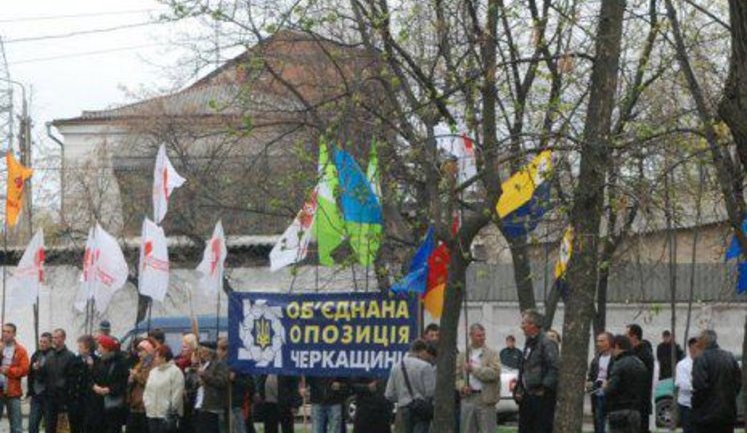 Под харьковским судом уже митингуют сторонники и противники Тимошенко, само здание оцепили силовики. ФОТОрепортаж