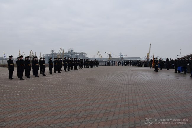В Одессе 45 курсантов Института ВМС Украины получили офицерские погоны и кортики 01