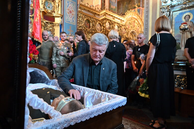 Із полковником, депутатом Київради від ЄС Сергієм Ільницьким (Сокіл), який загинув у бою проти рашистів у лавах піхоти 28 ОМБр, попрощалися в Києві 20