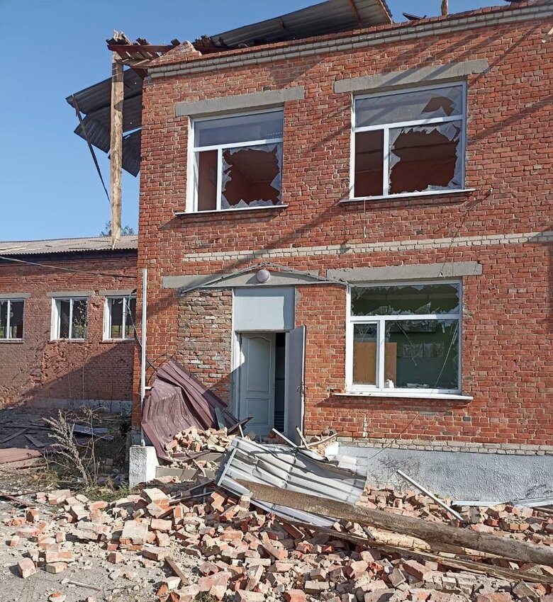 Унаслідок обстрілів РФ громади на Харківщині пошкоджено адмінбудівлю, підприємства, цвинтар, мережі газо- та електропостачання 01