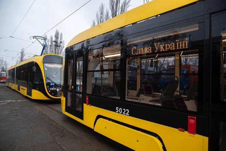 Київ вивів на маршрути 2 нових трамваї та 20 нових автобусів
