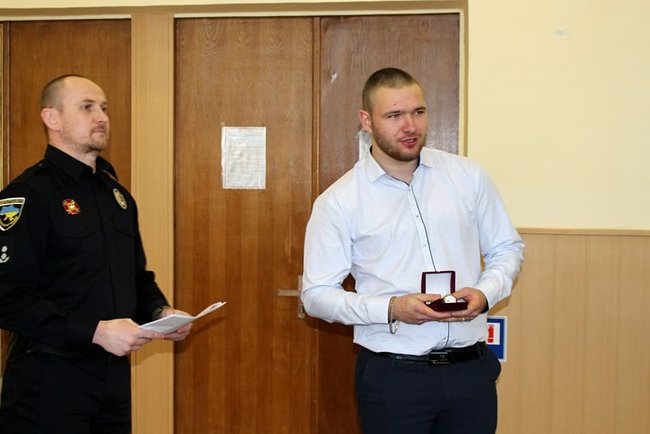 Аваков нагородив патрульних Даниленка та Хлєвного, які ліквідували одеського стрілка Дорошенка 03 Аваков нагородив патрульних Даниленка та Хлєвного, які ліквідували одеського стрілка Дорошенка 03