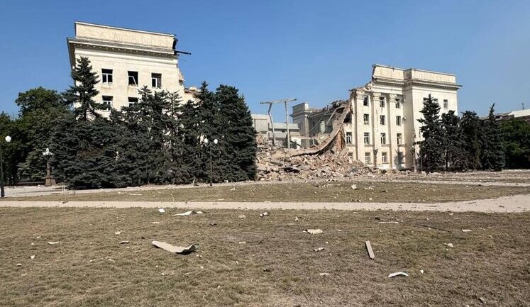 Війська РФ знищили будівлю Херсонської ОВА. ФОТОрепортаж