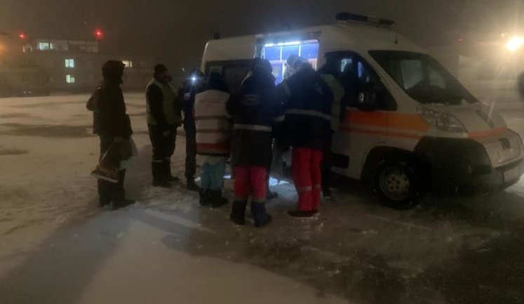 4-річного хлопчика, який випав із вікна 4 поверху в Бахмуті, вночі доставили військовим вертольотом у Дніпро. Лікарі борються за його життя, - радниця голови Дніпропетровської ОДА Губа. ФОТОрепортаж