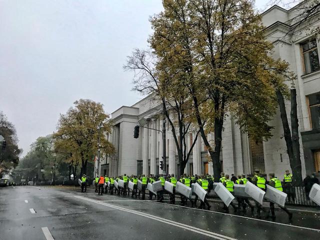 Правительственный квартал в центре Киева перекрыт: здание Рады окружено двойной цепью Нацгвардии и полиции, - Найем 04