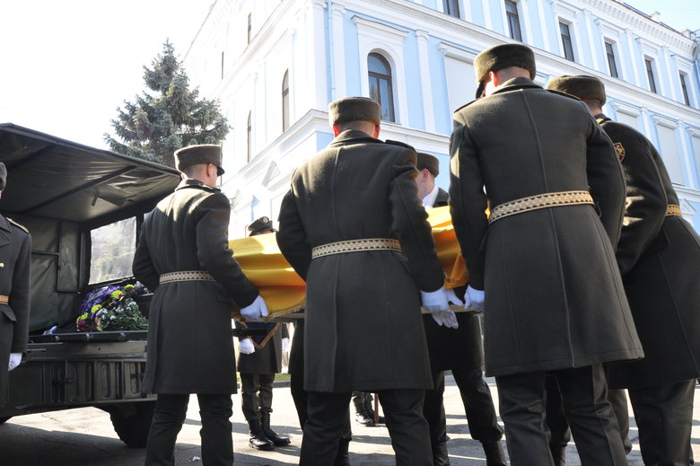 В Києві попрощалися із загиблим внаслідок російського обстрілу розвідником 30-ї ОМБр Антоном Сидоровим 44