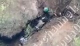 боец добивает россиянина в окопе