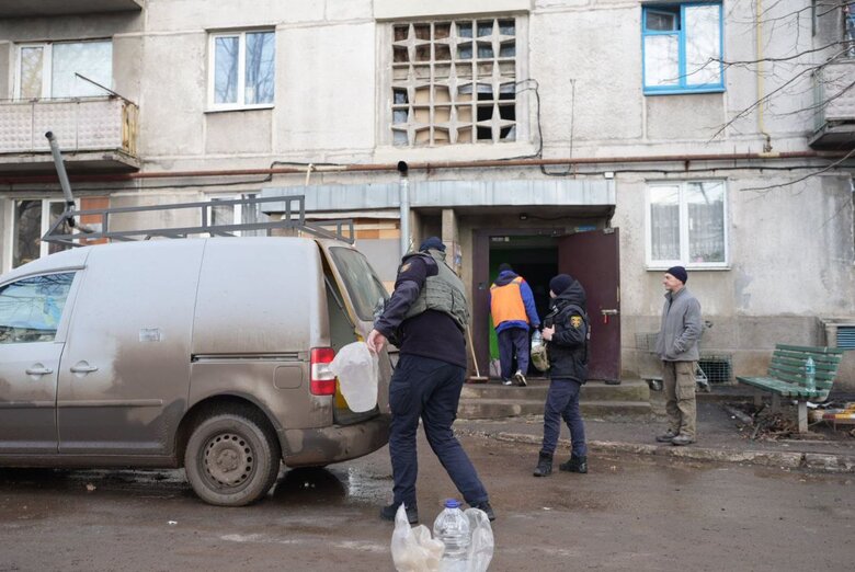 Russians shelled vehicle of rescuers delivering humanitarian aid to Bakhmut 02