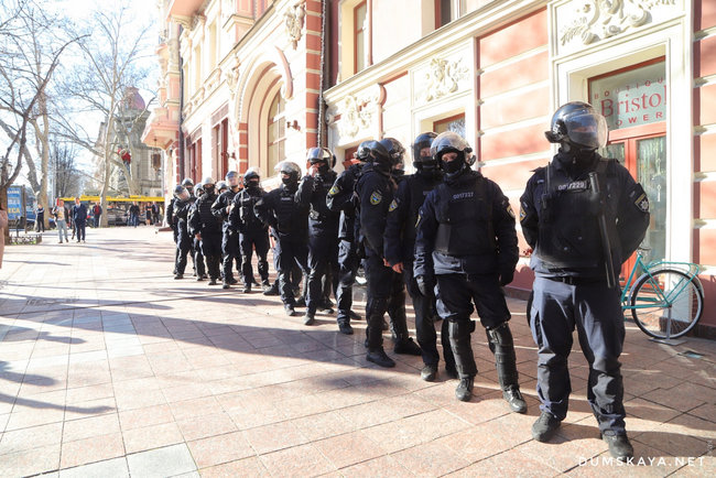 В Одесі під будівлею, де відбуваються збори ОПЗЖ, сталися сутички: під час бійки розпилили сльозогінний газ 05