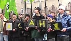 Украинская "олбанская" Интернет-партия опозорилась возле посольства США. ВИДЕО.