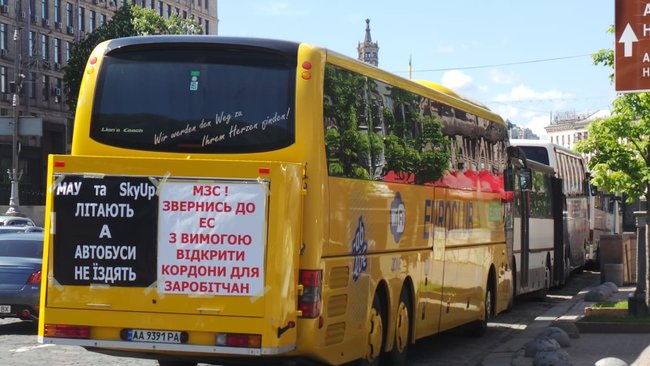 Автоперевозчики протестуют в центре Киева, требуют возобновления междугородних перевозок (обновлено) 09