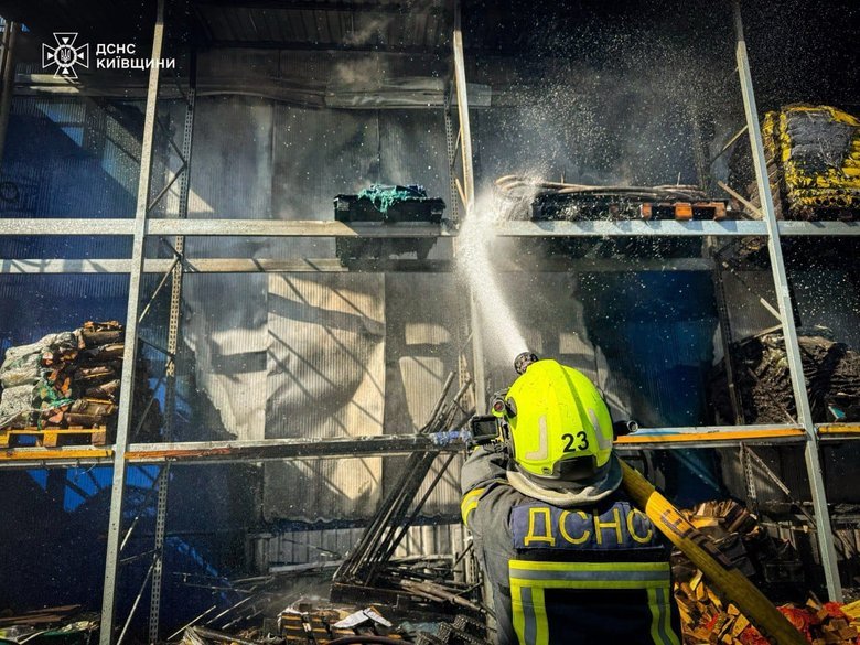 У Борисполі ліквідовують пожежу поблизу ТЦ 