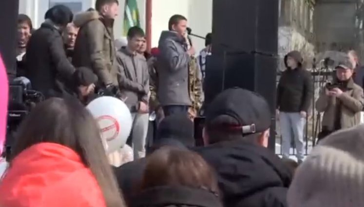 "Чому Путін не приїде сюди і не подихає з нами цим повітрям? Я не хочу померти у свої 11 років!" - школяр на мітингу в російському Волоколамську. ВIДЕО