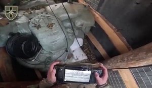 Боєць відбиває атаку окупантів, дистанційно керуючи кулеметом із укриття: "Отвєточка пішла. Давай повоюємо, демон". ВIДЕО