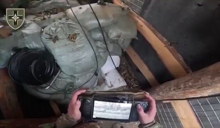Боєць відбиває атаку окупантів, дистанційно керуючи кулеметом із укриття: "Отвєточка пішла. Давай повоюємо, демон". ВIДЕО