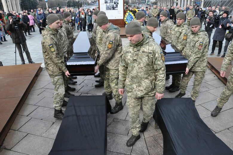 Із воїнами Олегом та Микитою Хомюками попрощалися у Києві: Батько та син загинули в бою проти окупантів під Бахмутом 30