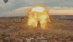 українських танк стріляє по окупантам