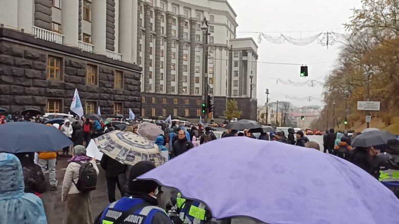 Opponents of vaccination blocking streets in downtown Kyiv 20