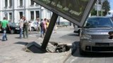 В центре Киева огромный бигборд рухнул на Range Rover. ФОТО