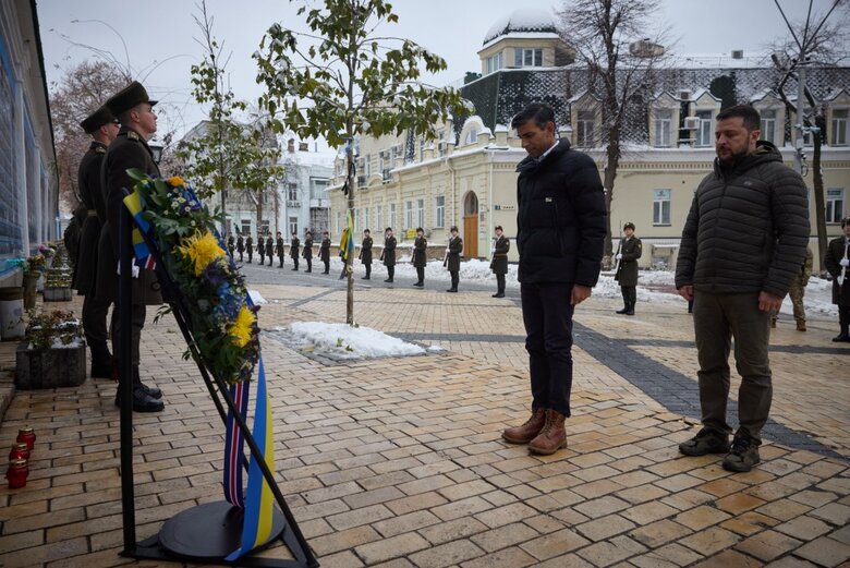Зеленський і Сунак вшанували пам’ять українських захисників 04