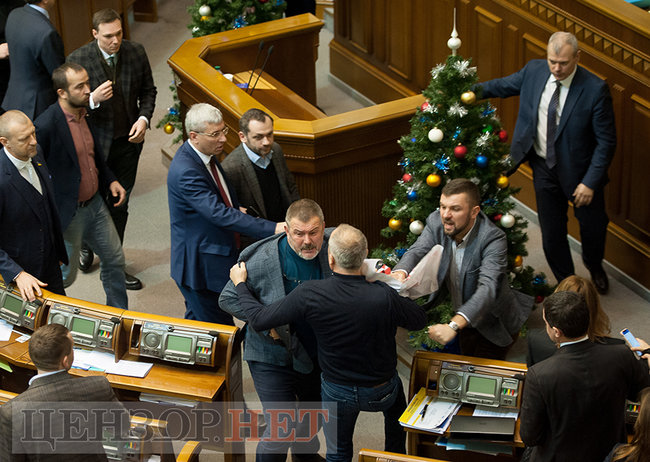Шуфрич и Береза подрались в Раде из-за плаката с агентом Путина - Медведчуком 04