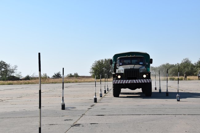 В зоне ООС впервые прошли соревнования военных водителей 04