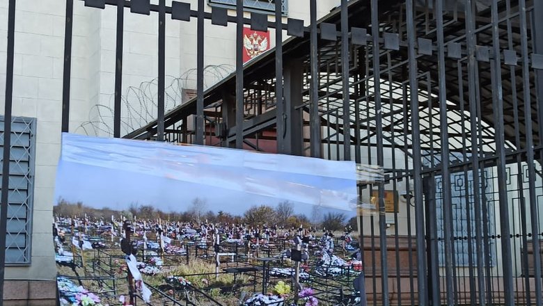 Россия сделала из Донбасса концлагерь: активисты принесли мешки с трупами под посольство РФ в Киеве - требуют открыть КПВВ 02 Россия сделала из Донбасса концлагерь: активисты принесли мешки с трупами под посольство РФ в Киеве - требуют открыть КПВВ 02