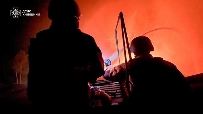 Гостомель після обстрілу РФ: рятувальники гасили склади