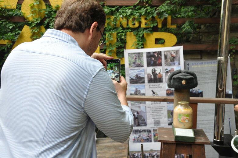 Кресло-катапульта, образцы снарядов и личные вещи рашистов: На Андреевском спуске открылась благотворительная выставка Спротив-2022 35 Кресло-катапульта, образцы снарядов и личные вещи рашистов: На Андреевском спуске открылась благотворительная выставка Спротив-2022 35