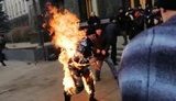 Чоловік вчинив самопідпал біля Офісу президента в Києві. ВIДЕО