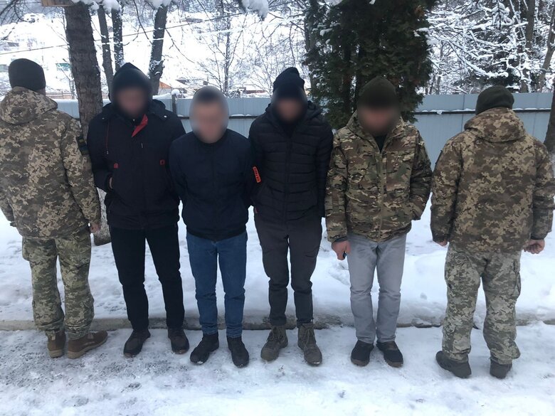 На кордоні з Румунією затримано групу чоловіків завдяки фотопастці
