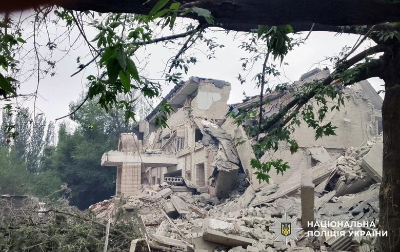 Поліцейський, медики та комунальники постраждали на Херсонщні