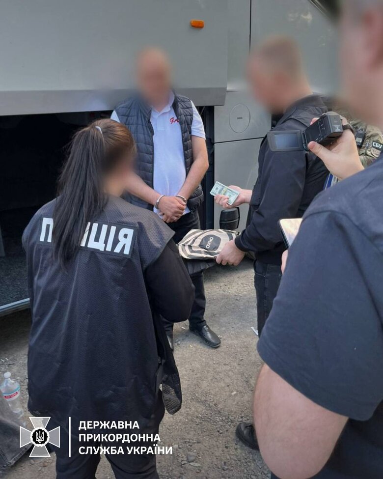 Водії з Молдови перевозили в прихованому відсіку ухилянтів