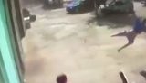 Смерч в Одесской области поднял в воздух 14-летнего подростка. ВИДЕО камер наблюдения