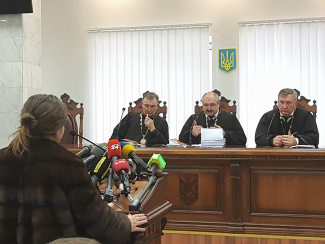 Після клопотань Хмари і Крат про взяття Савченко на поруки суд пішов радитися 07