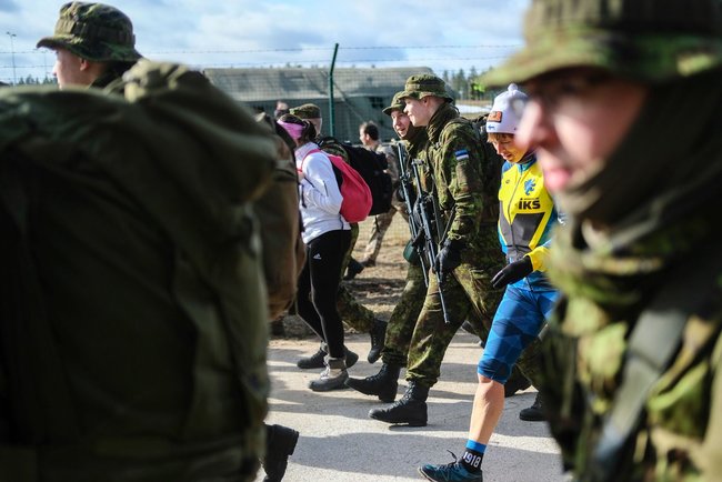 Президент Эстонии Кальюлайд совершила 30-километровый марш-бросок с военнослужащими 02