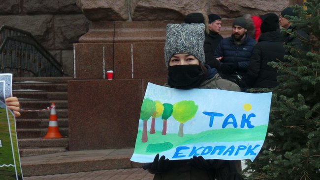 Людям потрібен парк, а не бетонне гетто, - активісти пікетують Київраду з вимогою створити екопарк на Осокорках 04