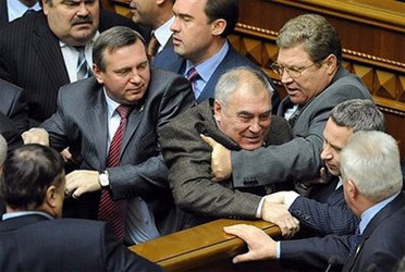 Драка в Верховной Раде Украины. Фото АР