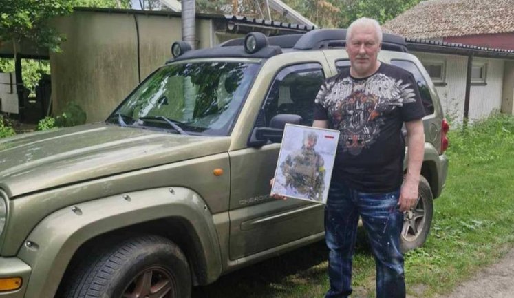 Батько польського добровольця Штибера, який загинув за Україну, передав українським військовим авто сина. ФОТО