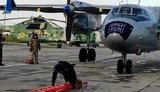 Ветеран АТО Кашпур, потерявший ногу на войне, протащил 16-тонный самолет и установил рекорд Украины. ВIДЕО