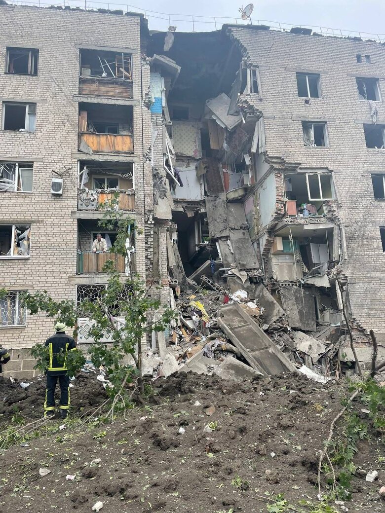 Росіяни завдали чергового авіаудару по Бахмуту: зруйнований цілий під’їзд пятиповерхівки, пошкоджені інші будівлі 01