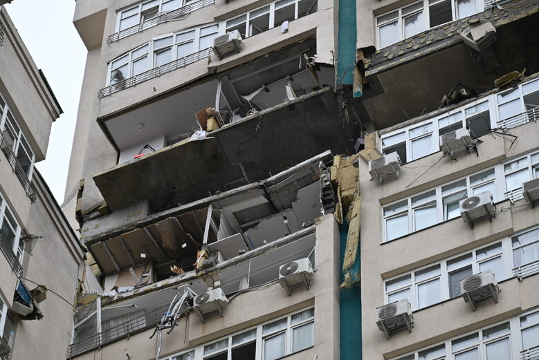 Последствия падения обломков вражеской ракеты на многоэтажку в Соломенском районе Киева 24
