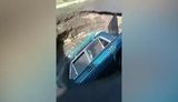 У Полтаві легковий автомобіль провалився під асфальт. ВIДЕО