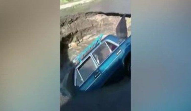 У Полтаві легковий автомобіль провалився під асфальт. ВIДЕО