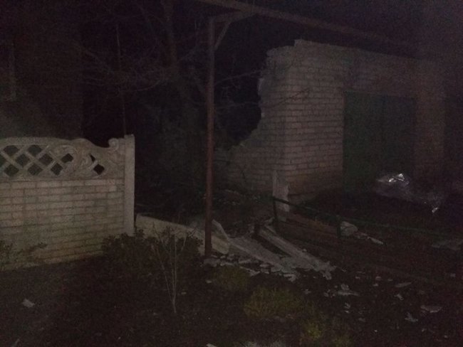 Наслідки обстрілу найманцями РФ житлового сектору Новолуганського 05