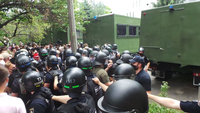 На акції на підтримку Стерненка сталися бійки між мітингувальниками і правоохоронцями: є затримані 27
