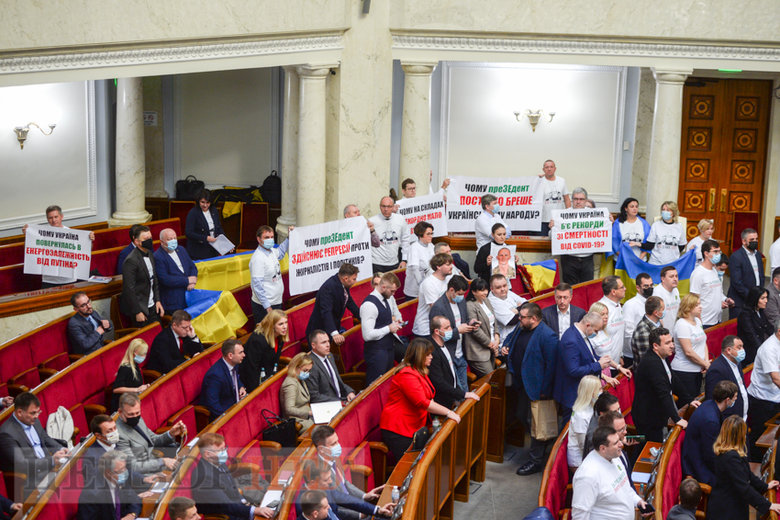 Послання Зеленського, пильний погляд та сміх Разумкова, плакати ЄС і невтішне пророцтво Бурміча: робота Ради 1 грудня 17